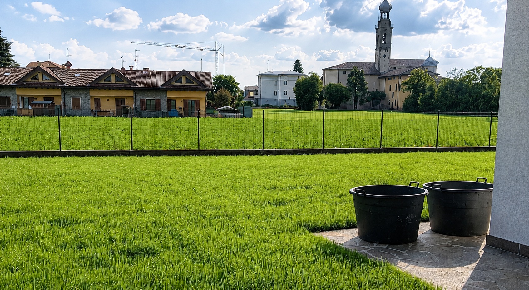 Giardino con terreno regolarizzato prima delle finiture verdi