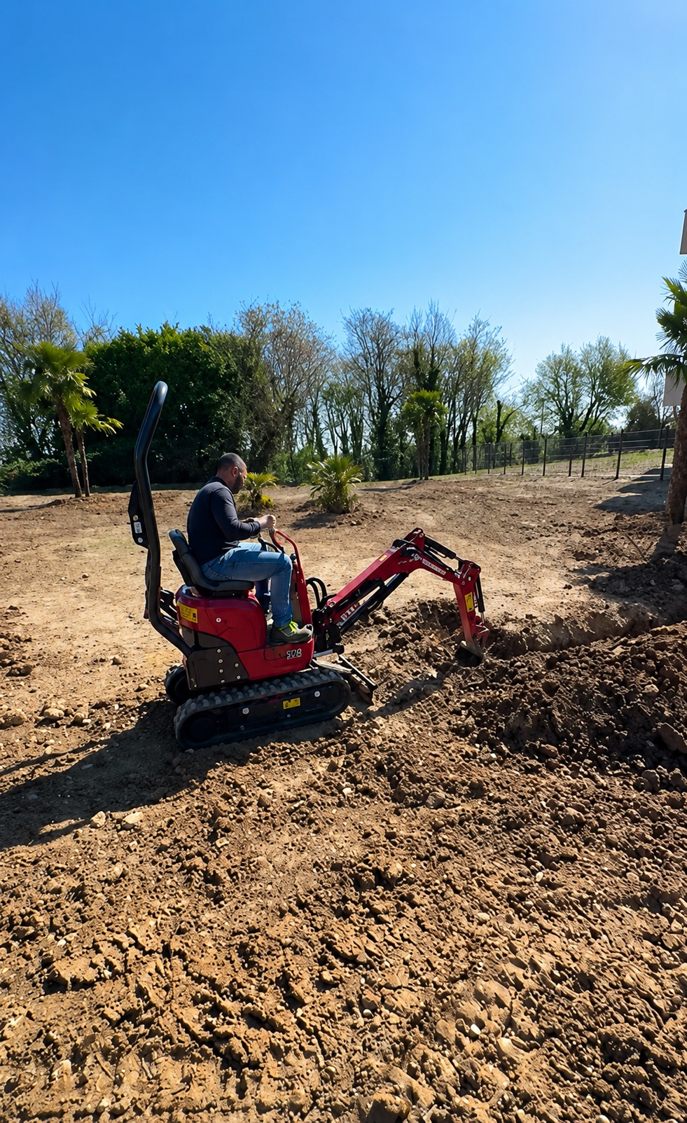 Scavo e preparazione terreno per giardino